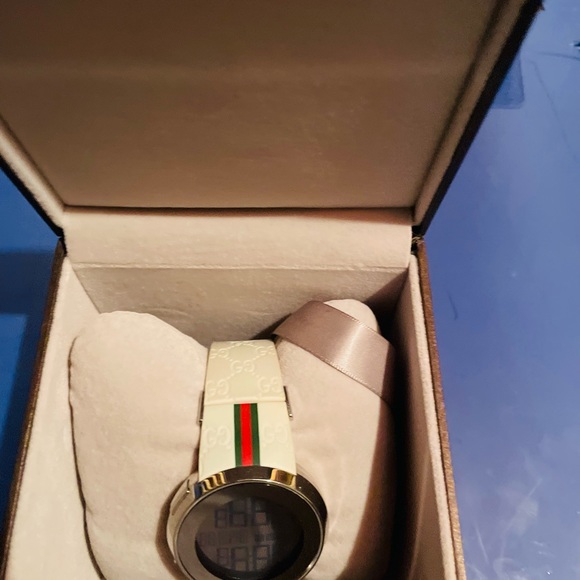Gucci watch unisex digital watch used but in good condition - Picture 1 of 3